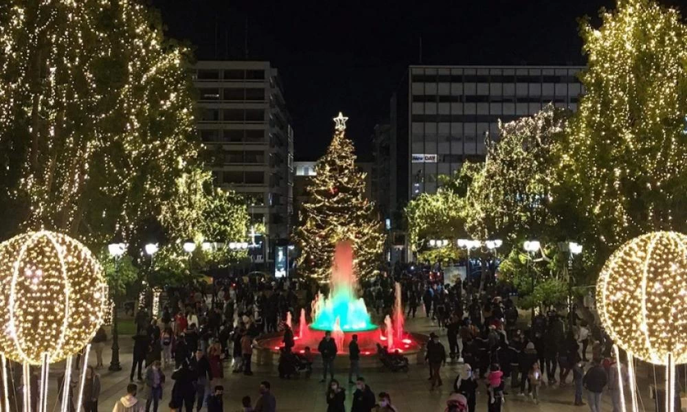 "Πλημμύρισε" το Σύνταγμα από κόσμο - Η αστυνομία ζητάει με μεγάφωνα να φύγουν!
